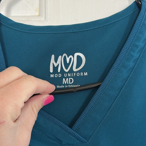 Mod Uniform Teal Scrub top size medium - Picture 2 of 3